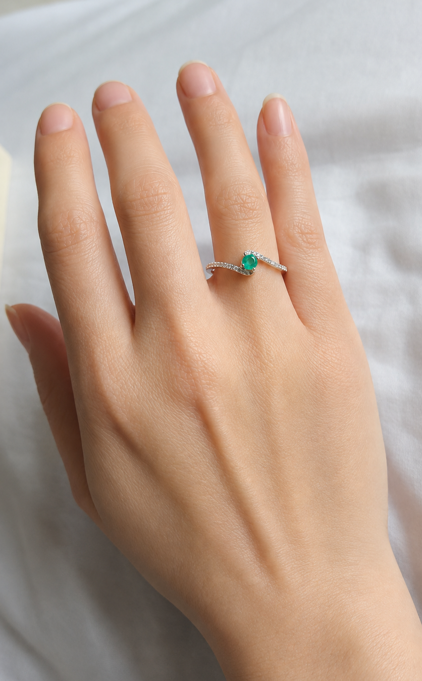 Anillo en Plata Ley 925 con Esmeralda Natural Colombiana.