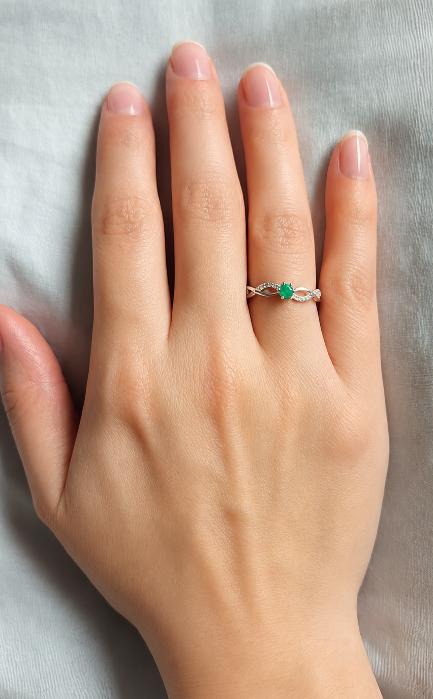 Anillo Infinito en Plata Ley 925 con Esmeralda Natural Colombiana.