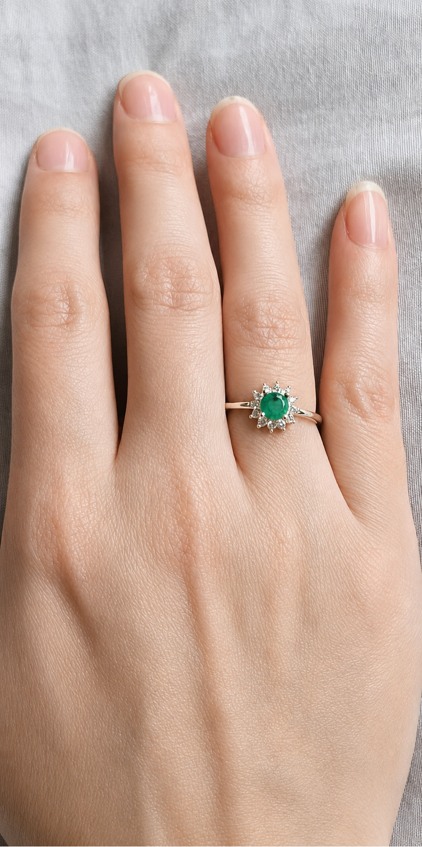 Anillo Flor en Plata ley 925 con Esmeralda Natural Colombiana.
