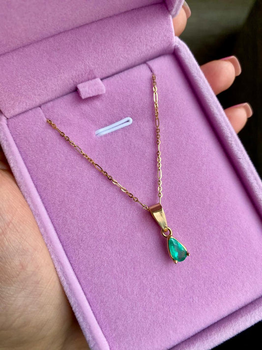Cadena en oro Italiano de 18k y dije con esmeralda natural Colombiana.