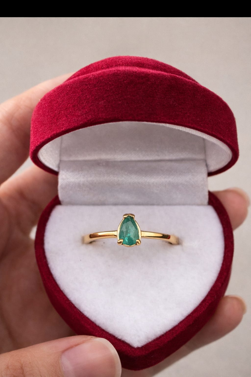 Anillo en oro de 18k con esmeralda natural Colombiana.