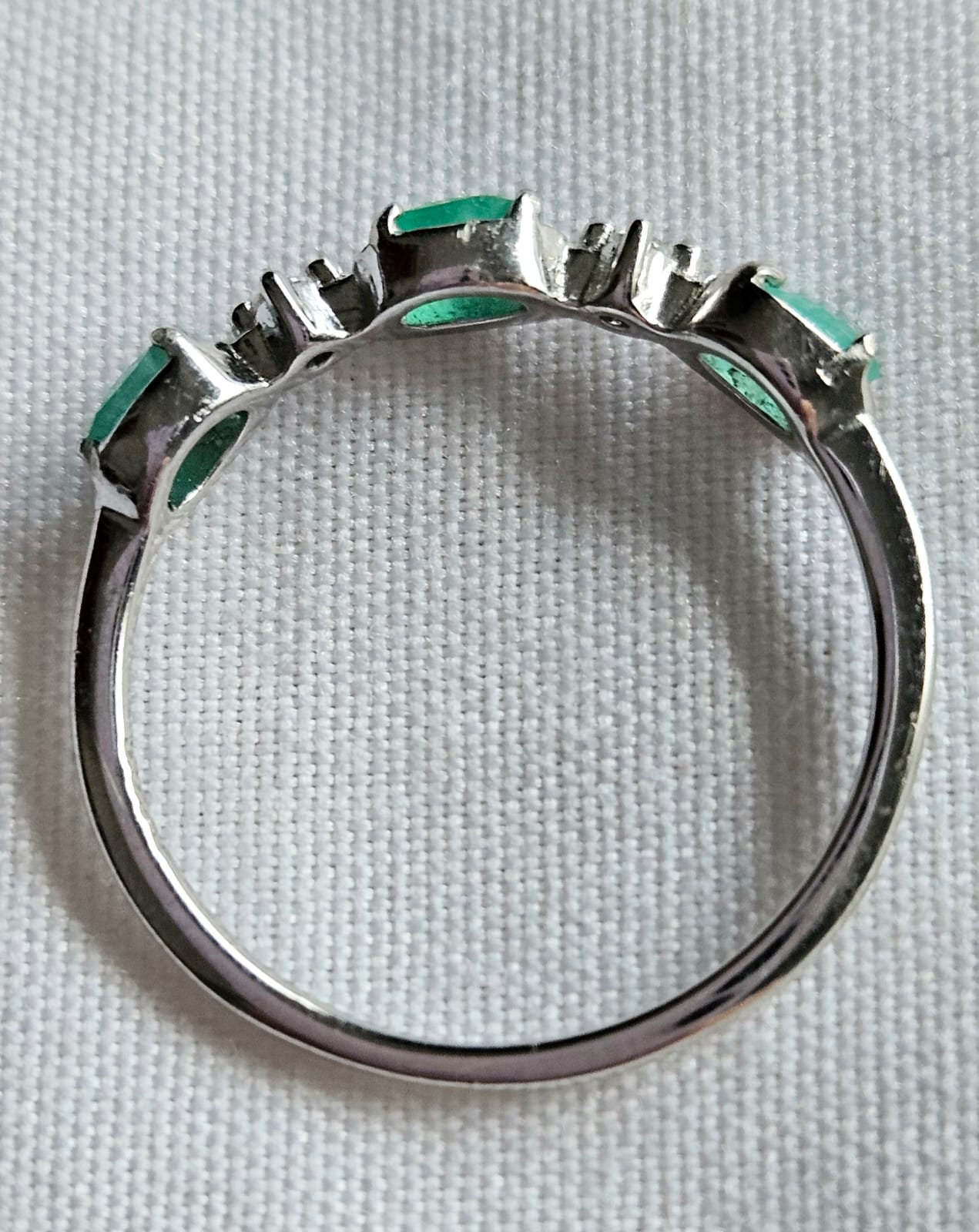 Anillo en Plata 925 con Esmeraldas Naturales Colombianas.