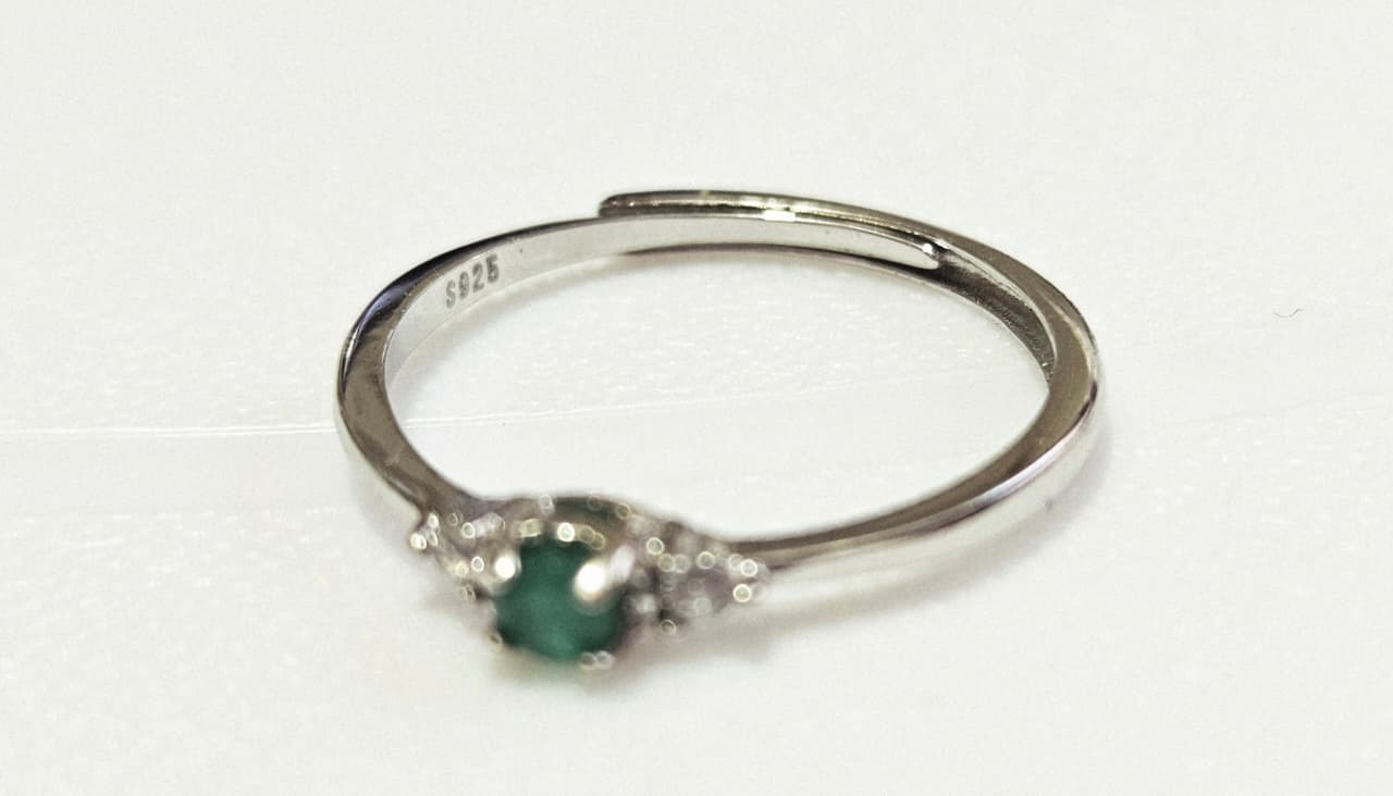 Anillo ajustable en plata 925 con Esmeralda Natural.