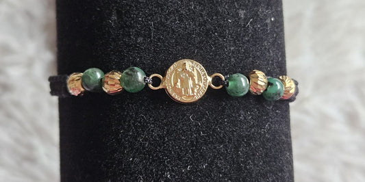 Pulsera tejida con oro de 18k y esmeraldas naturales.