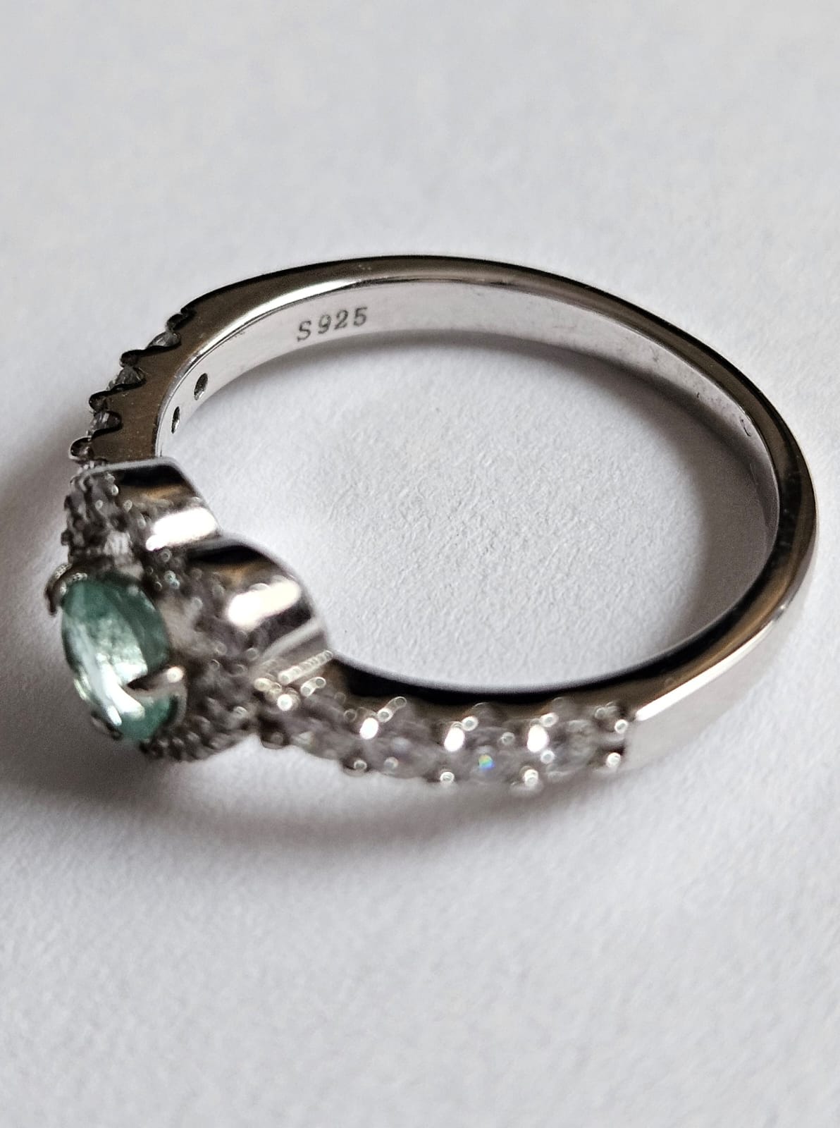 Anillo en plata ley 925 con Esmeralda Natural Colombiana.