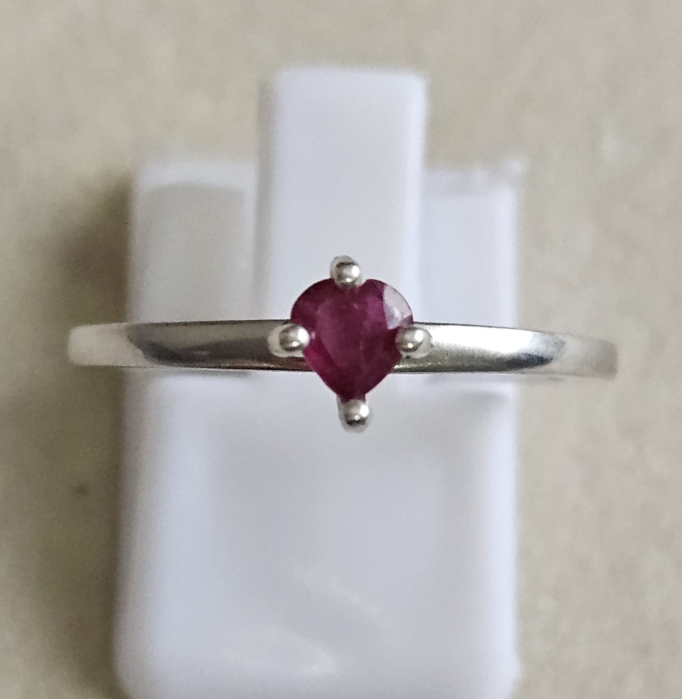 Anillo Solitario en plata ley 925 con Rubi Natural Talla Corazon
