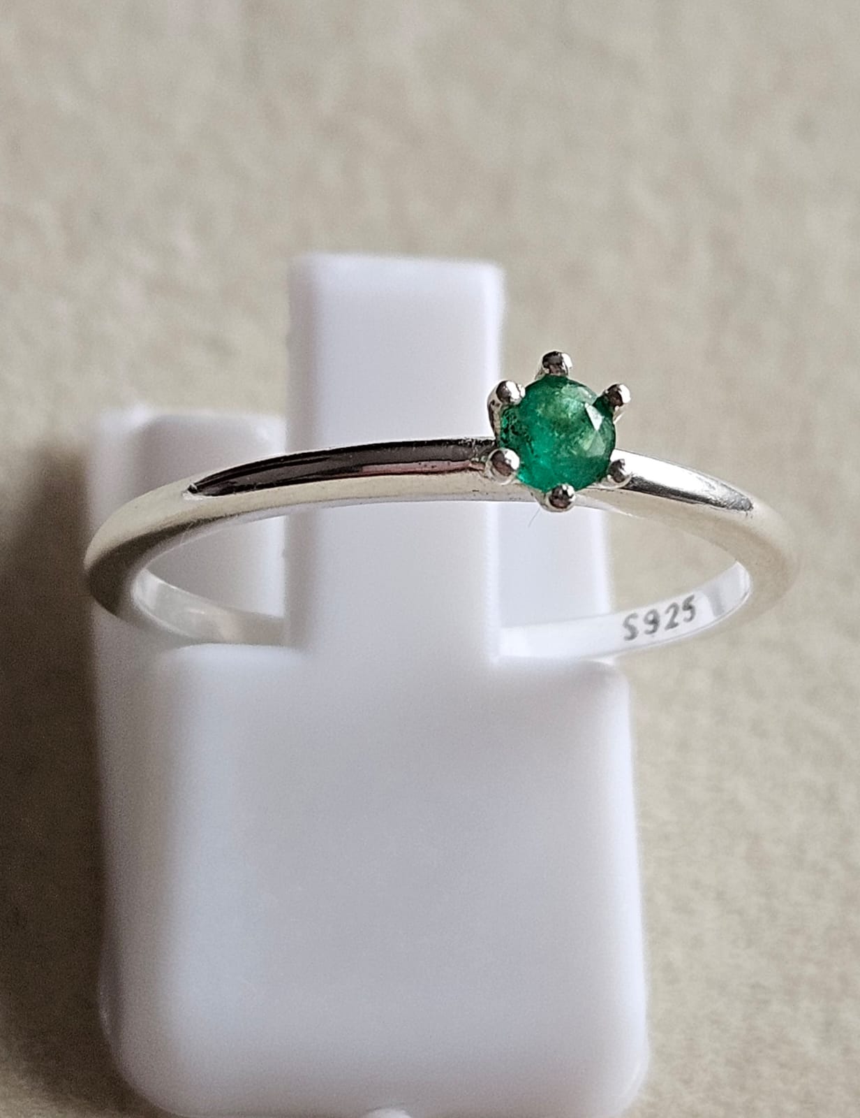 Anillo solitario con Esmeralda Natural Colombiana.