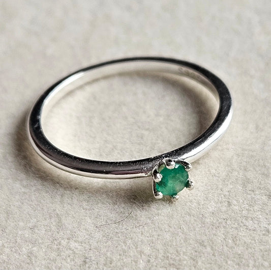 Anillo solitario con Esmeralda Natural Colombiana.