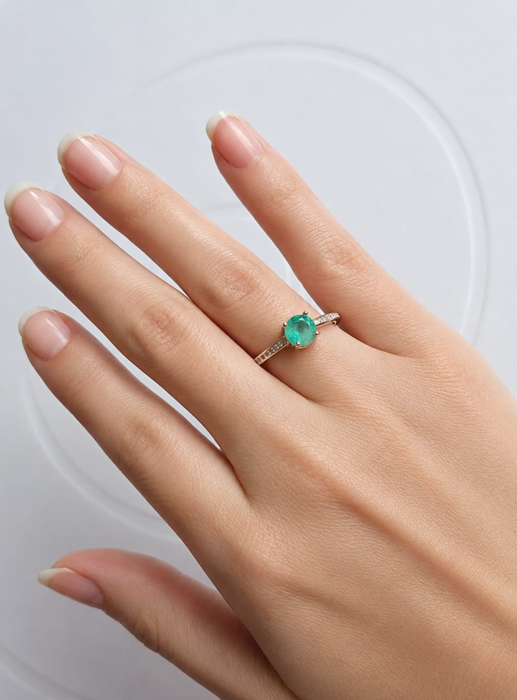 Anillo de Compromiso con Esmeralda Natural Colombiana.