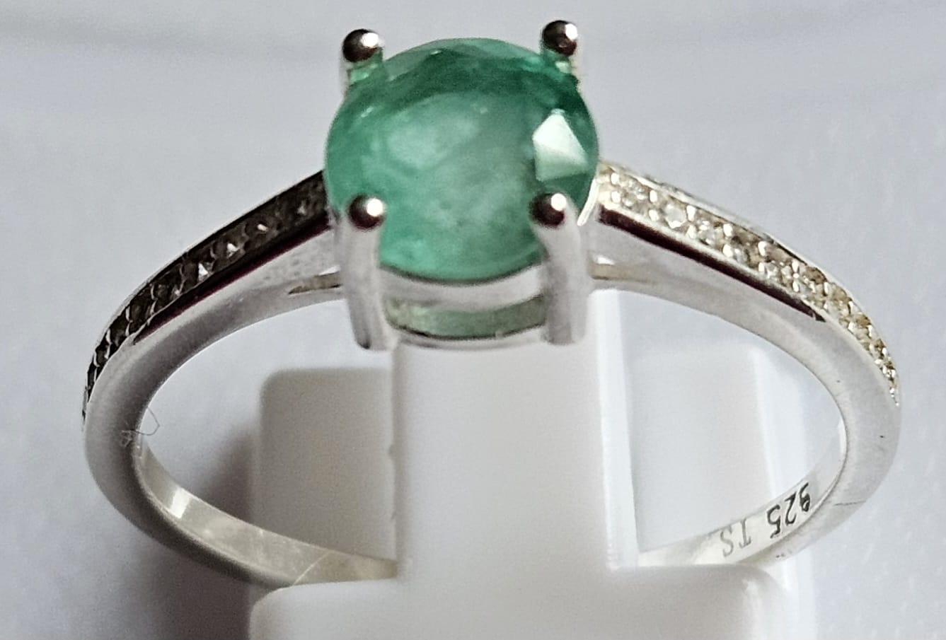 Anillo de Compromiso con Esmeralda Natural Colombiana.