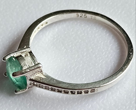 Anillo de Compromiso con Esmeralda Natural Colombiana.