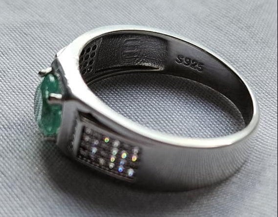 Anillo Caballero en Plata Ley 925 con Esmeralda Natural Colombiana.