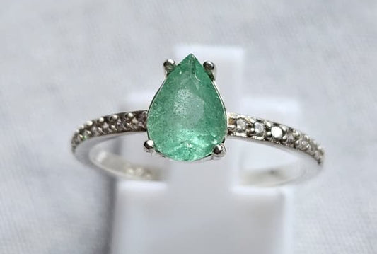 Anillo solitario En Plata Ley 925 con Esmeralda Natural Colombiana