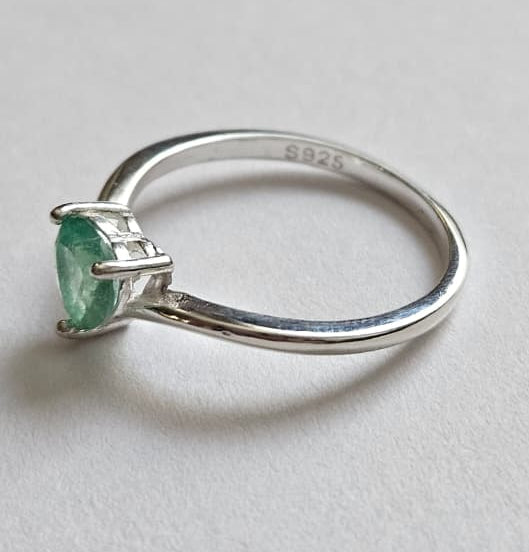 Anillo En Plata ley 925 Con Esmeralda Natural Talla Corazón