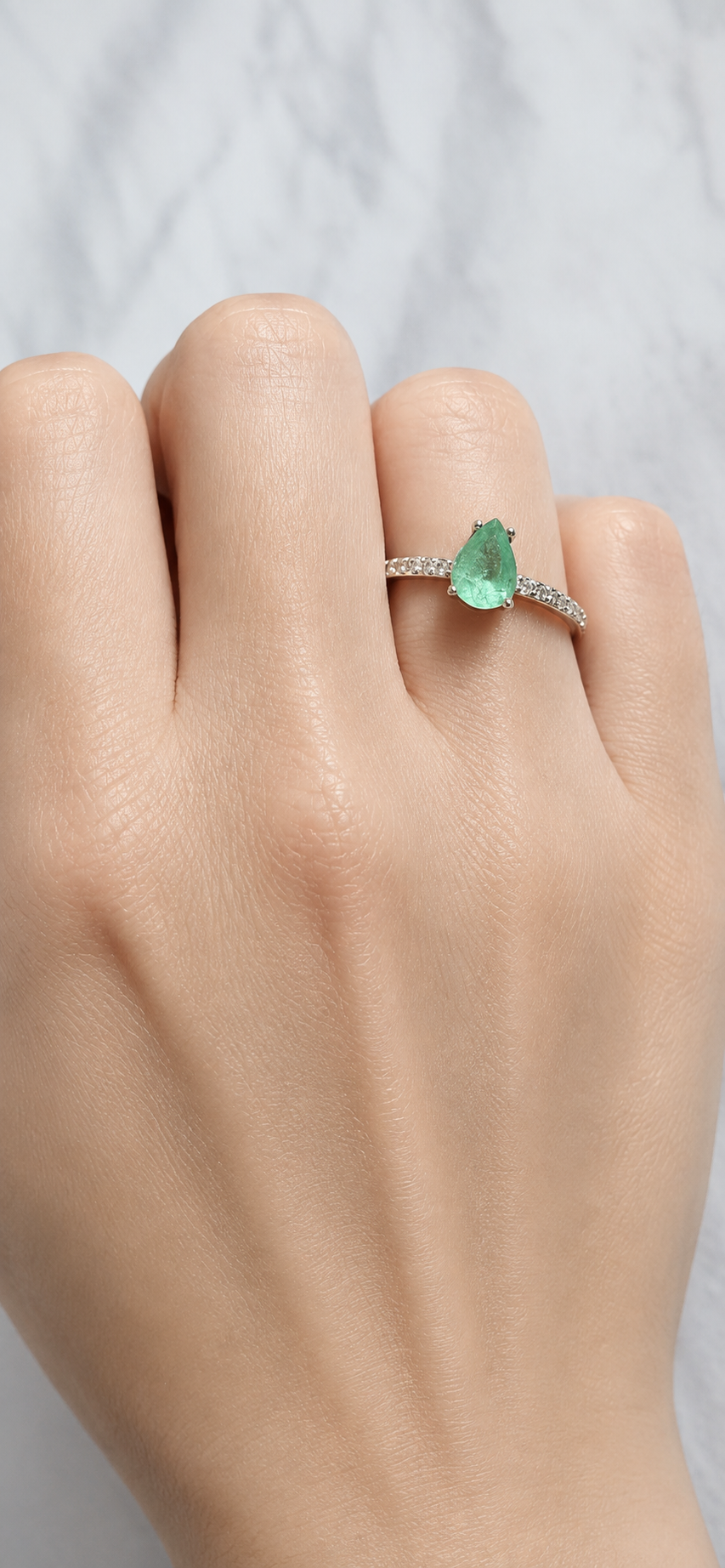 Anillo solitario En Plata Ley 925 con Esmeralda Natural Colombiana