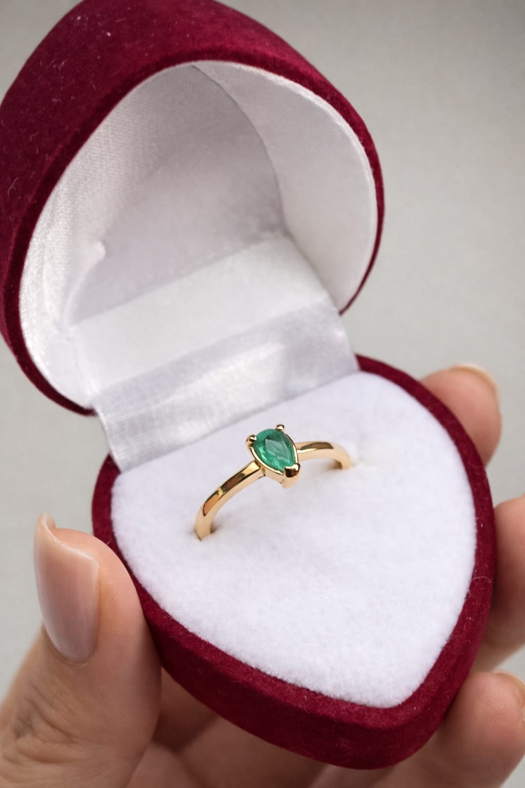 Anillo en oro de 18k con esmeralda natural Colombiana.