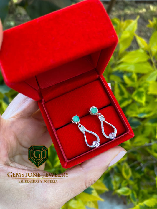Aretes en plata ley 925 y esmeralda natural Colombiana.