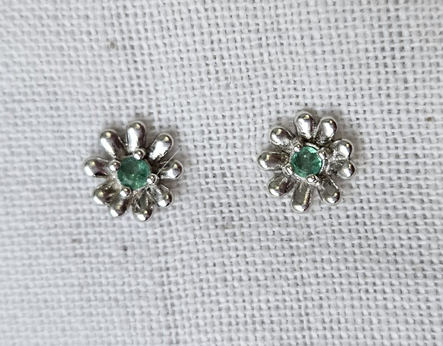 Topos de Flor en Plata y Esmeraldas Naturales