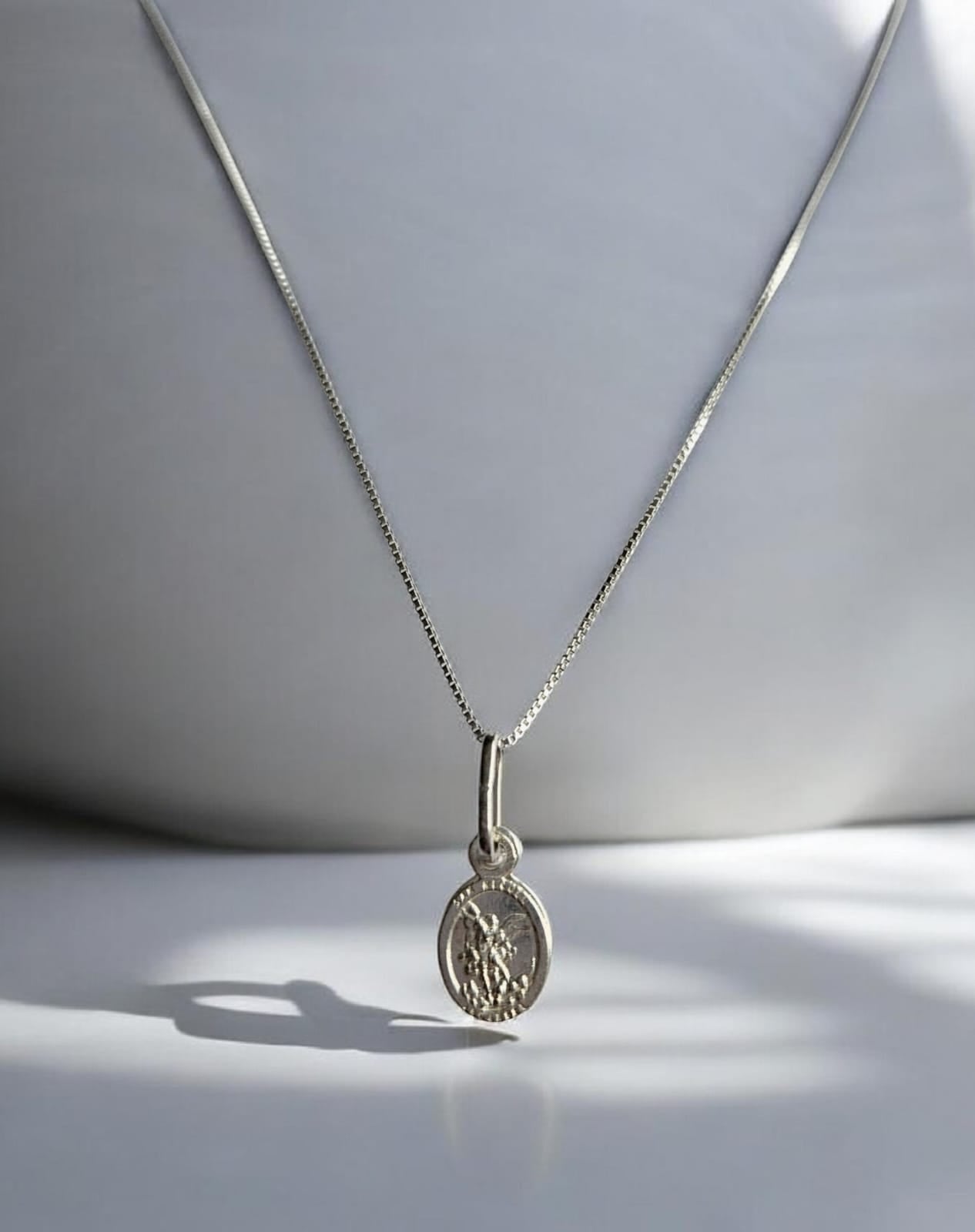 Cadena veneciana con medalla religiosa.