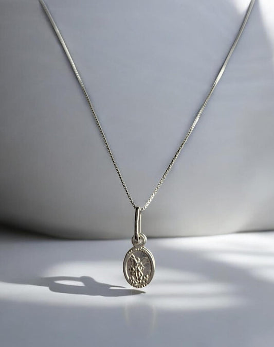 Cadena veneciana con medalla religiosa.