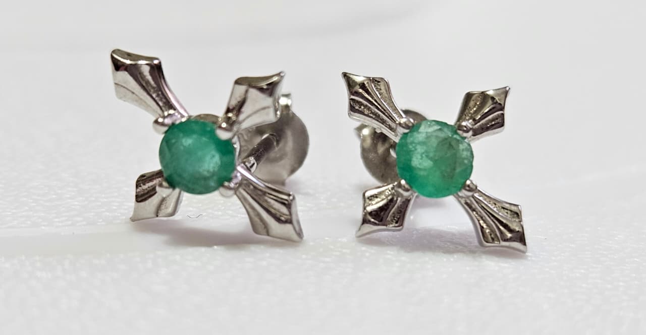 Aretes Cruz y Esmeraldas Naturales.