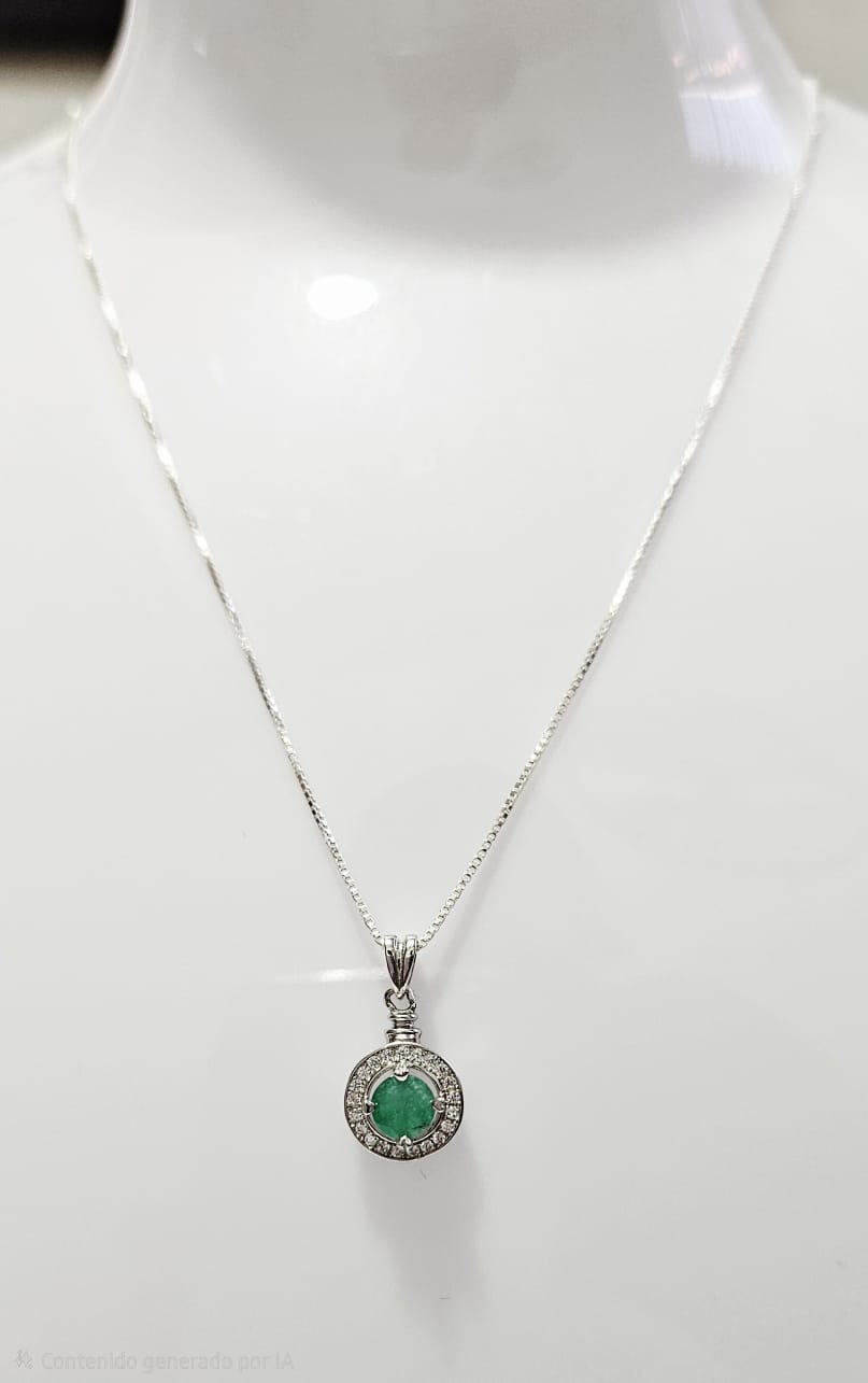 Cadena en plata 925 con dije redondo y Esmeralda Natural.