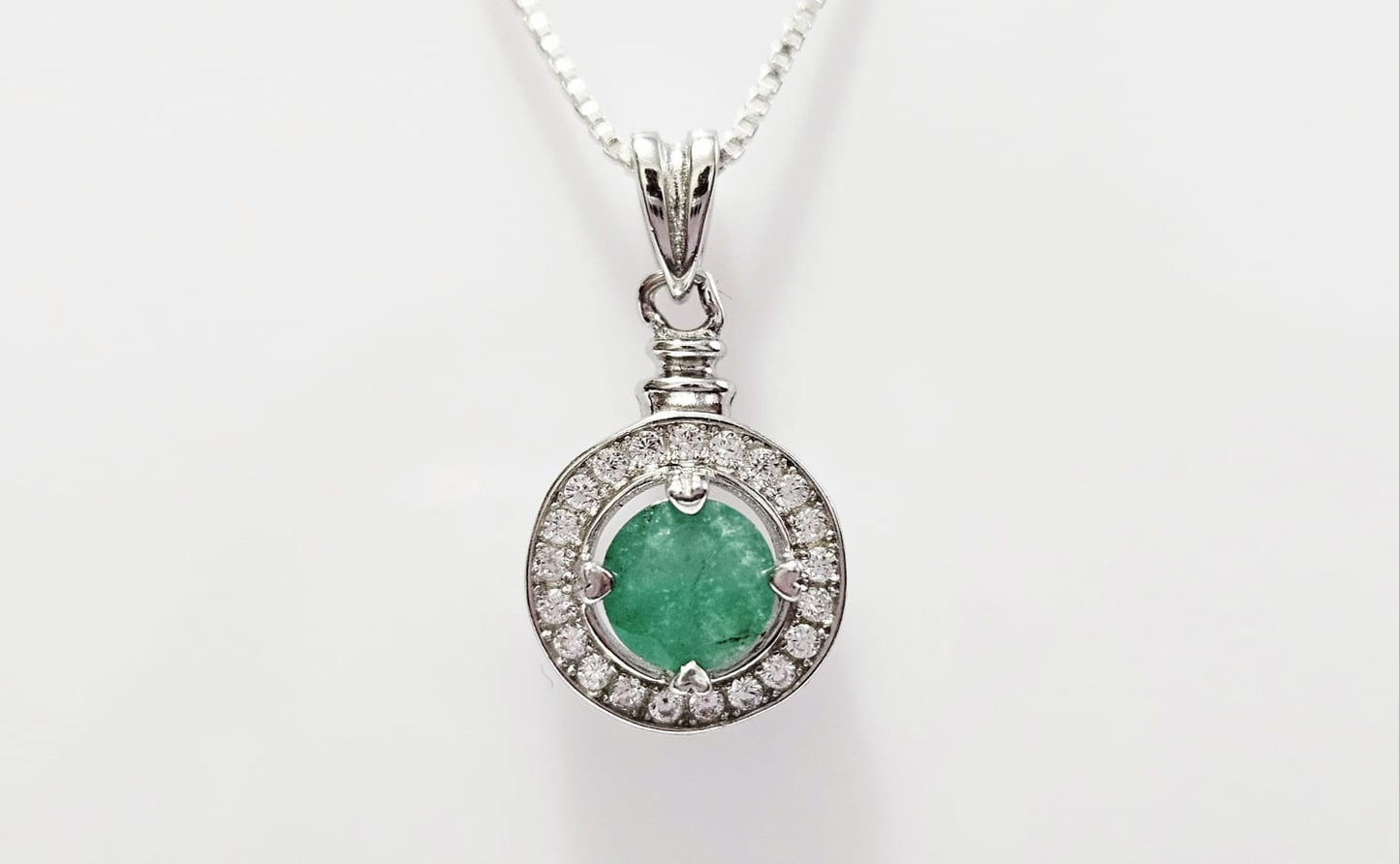 Cadena en plata 925 con dije redondo y Esmeralda Natural.