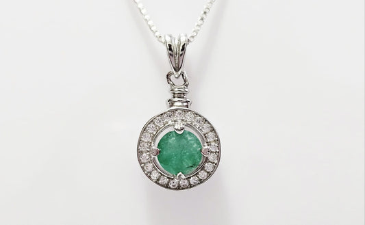 Cadena en plata 925 con dije redondo y Esmeralda Natural.