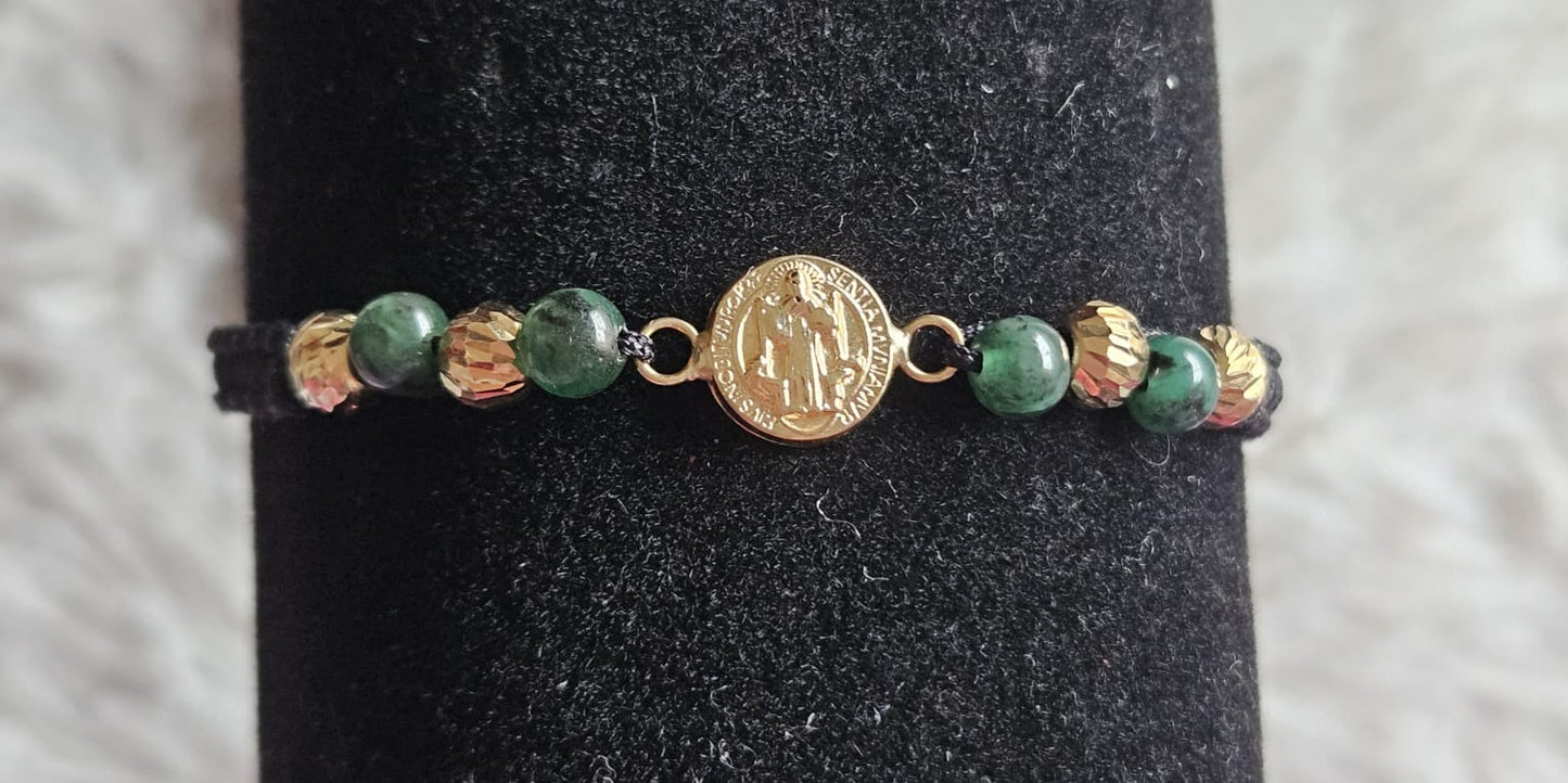 Pulsera tejida con oro de 18k y esmeraldas naturales.