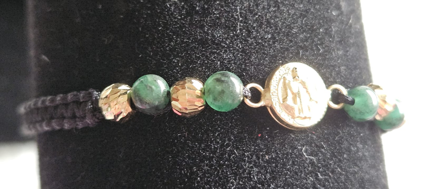 Pulsera tejida con oro de 18k y esmeraldas naturales.