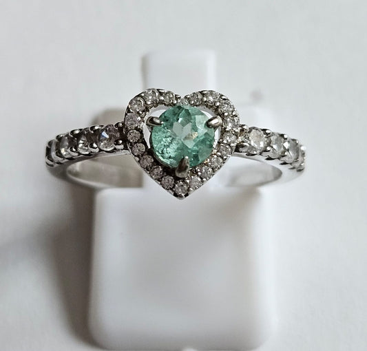 Anillo en plata ley 925 con Esmeralda Natural Colombiana.