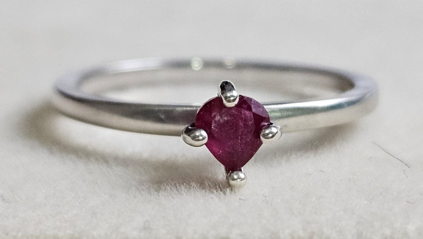 Anillo Solitario en plata ley 925 con Rubi Natural Talla Corazon