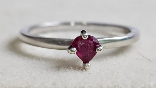 Anillo Solitario en plata ley 925 con Rubi Natural Talla Corazon