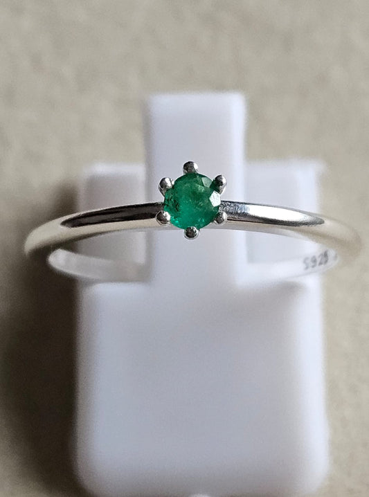 Anillo solitario con Esmeralda Natural Colombiana.