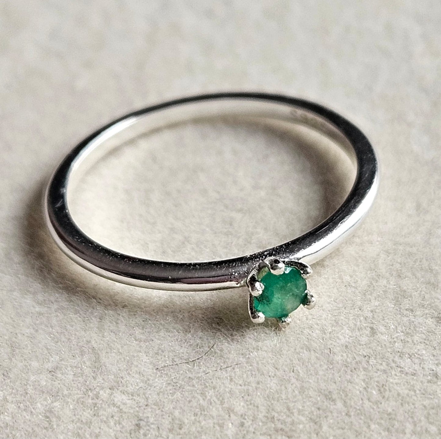 Anillo solitario con Esmeralda Natural Colombiana.