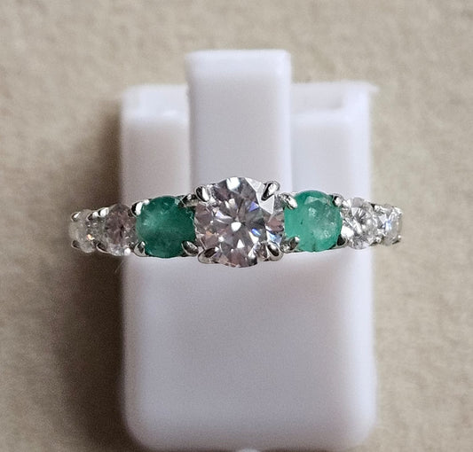 Anillo plata ley 925 con Moissanita central y Esmeraldas Naturales
