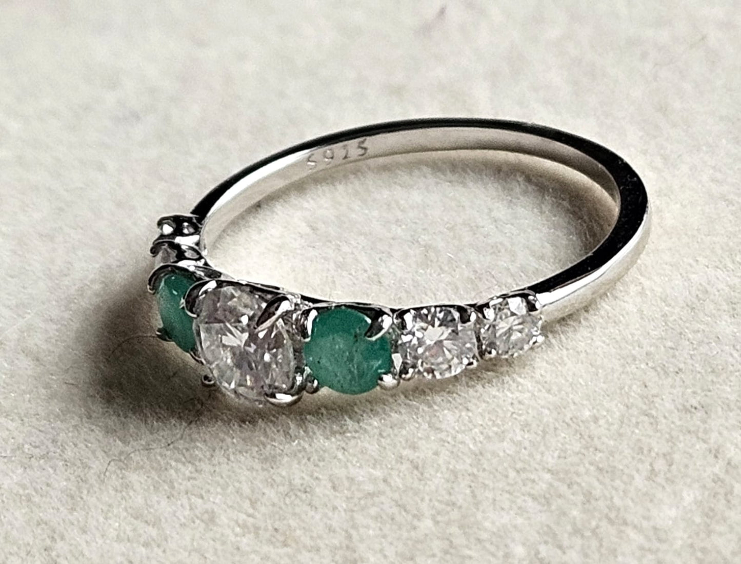 Anillo plata ley 925 con Moissanita central y Esmeraldas Naturales