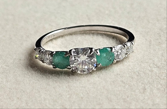 Anillo plata ley 925 con Moissanita central y Esmeraldas Naturales
