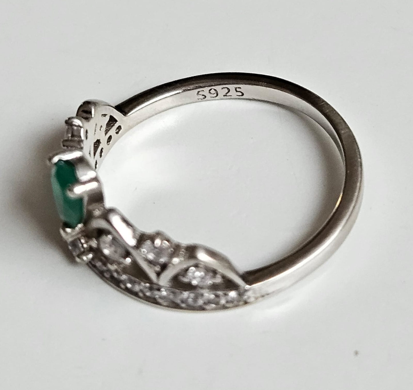 Anillo Princesa en Plata y Esmeralda Natural Talla Lagrima.