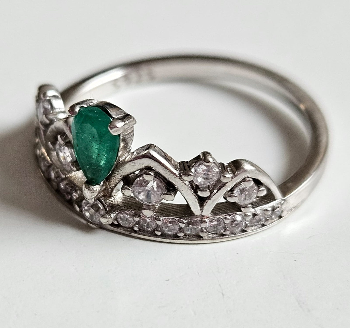 Anillo Princesa en Plata y Esmeralda Natural Talla Lagrima.