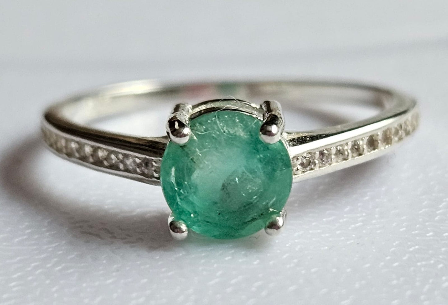 Anillo de Compromiso con Esmeralda Natural Colombiana.