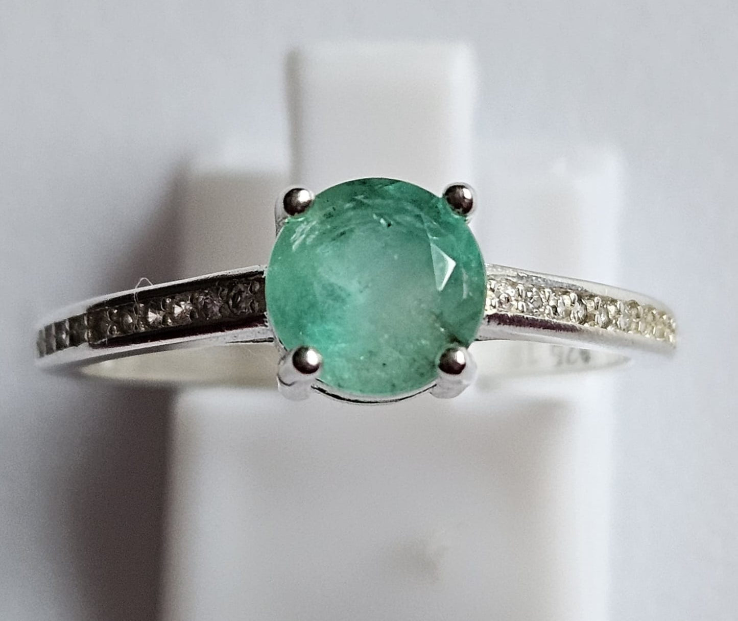 Anillo de Compromiso con Esmeralda Natural Colombiana.