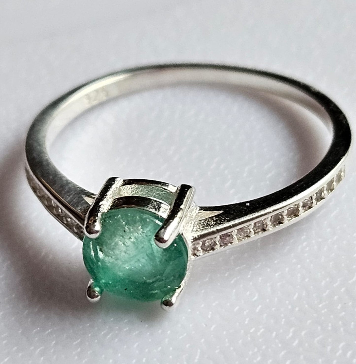 Anillo de Compromiso con Esmeralda Natural Colombiana.