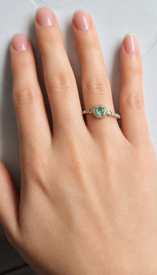 Anillo en Plata Ley 925 con Esmeralda Redonda Natural Colombiana