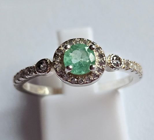 Anillo en Plata Ley 925 con Esmeralda Redonda Natural Colombiana