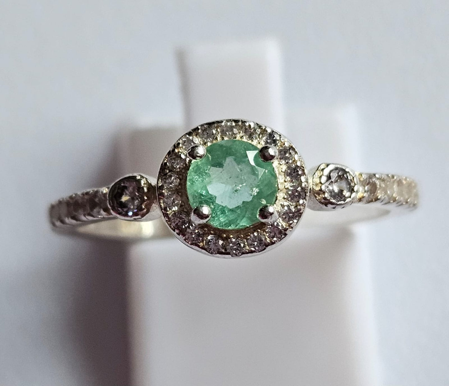 Anillo en Plata Ley 925 con Esmeralda Redonda Natural Colombiana