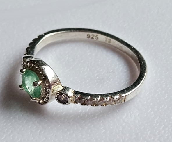 Anillo en Plata Ley 925 con Esmeralda Redonda Natural Colombiana