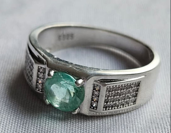 Anillo Caballero en Plata  Ley 925 con Esmeralda Natural Colombiana.
