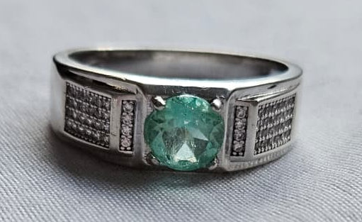 Anillo Caballero en Plata  Ley 925 con Esmeralda Natural Colombiana.