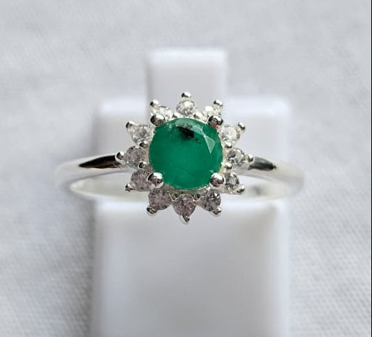 Anillo Flor en Plata ley 925 con Esmeralda Natural Colombiana.